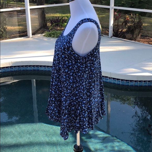 💙2 LEFT MEDIUM Adorable navy floral tank. - Picture 4 of 6